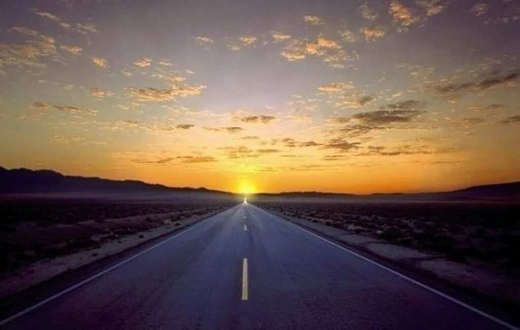 Мой путь с нуля. Каждый выбирает свой жизненный путь. Путь к успеху. Идет по дороге. В пути.