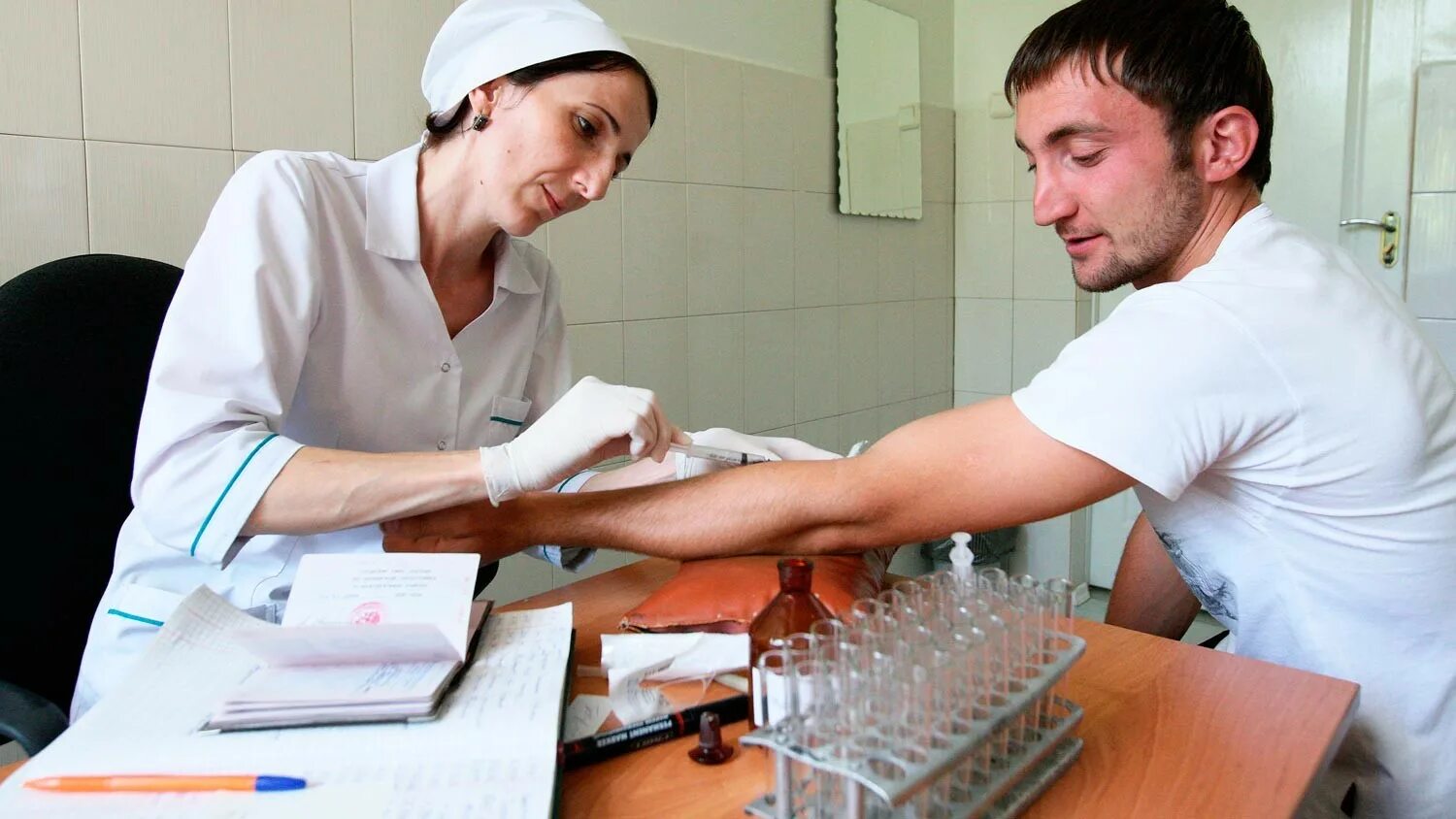 Инфекционная больница гепатит. Больница для мигрантов в Москве. Мигранты медицина.