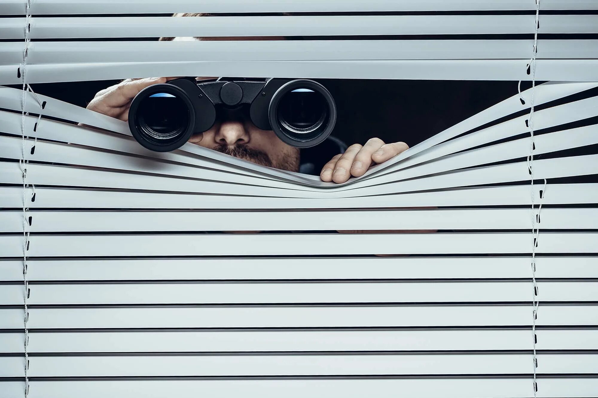 Spying. Слежка.