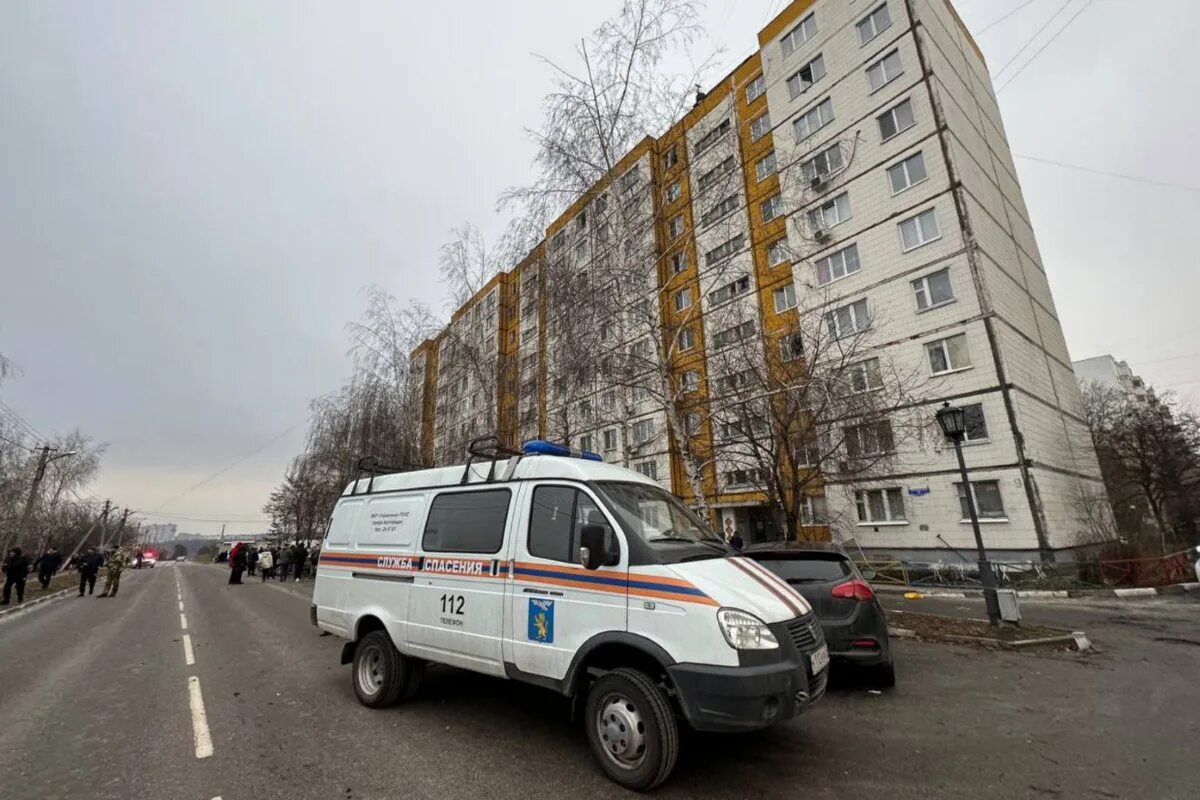 Место взрыва в Белгороде. Эвакуированные из Белгородской области. Машина МЧС. Обстрел белгорода 17.03