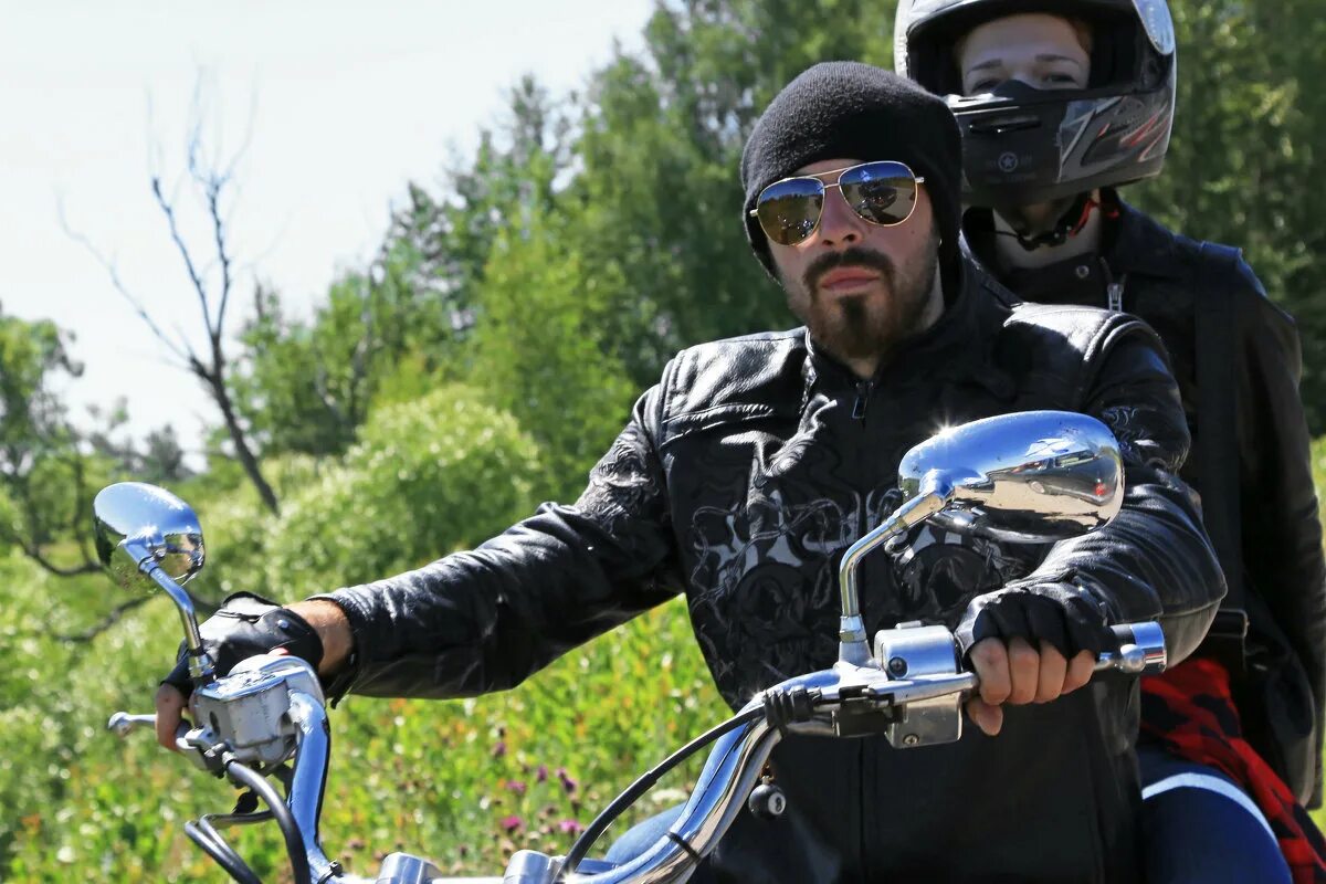 мотоциклист делает предложение. байкеры ростова. ростов на дону 9 мая мотоциклисты на параде. ростов мотоциклист. ростов на дону 9 мая мотоциклисты на параде.