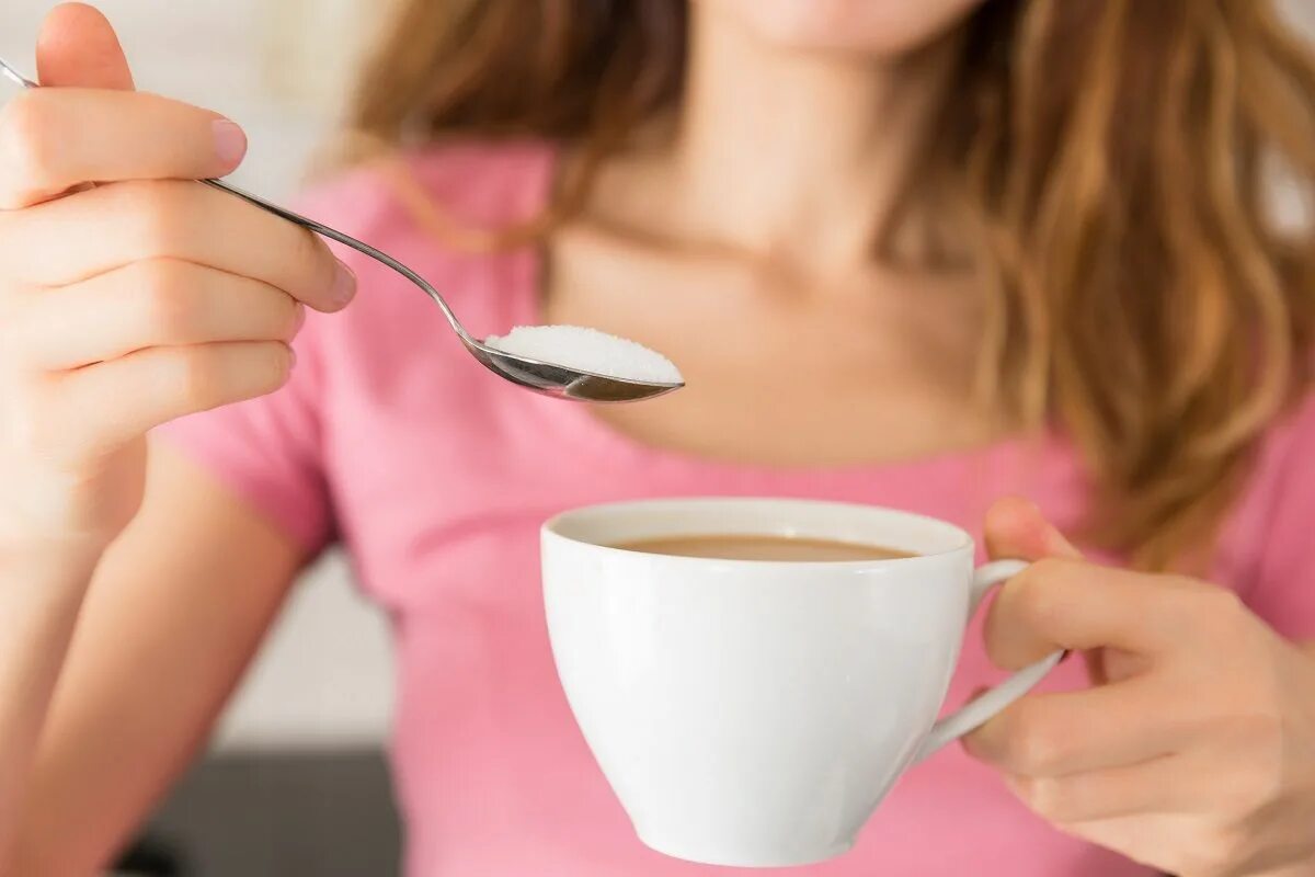 Пью чай с ложкой в кружке. Чай с сахаром. Девушка с чашкой. Сладкий чай. Кофе.