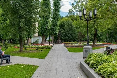 Дом со сквером