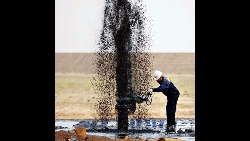 Фонтан нефти из скважины. Нефтяной фонтан. фонтан из нефти. нефтяной фонтан на промысле балаханы. фантан нефти байкал.