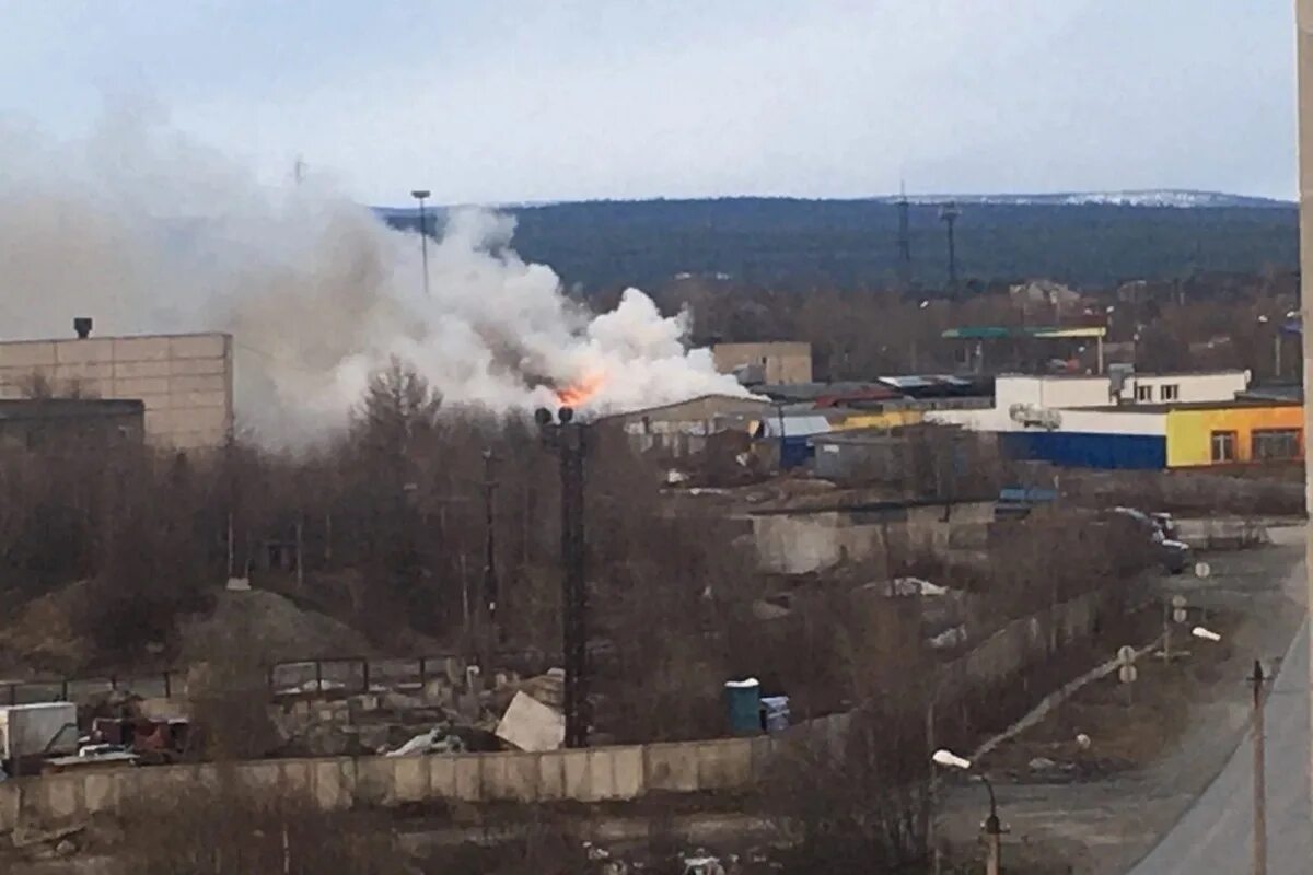 Оленегорск пожар. Горит база. Дым от пожара. Горящие здания. Оленегорск интернет