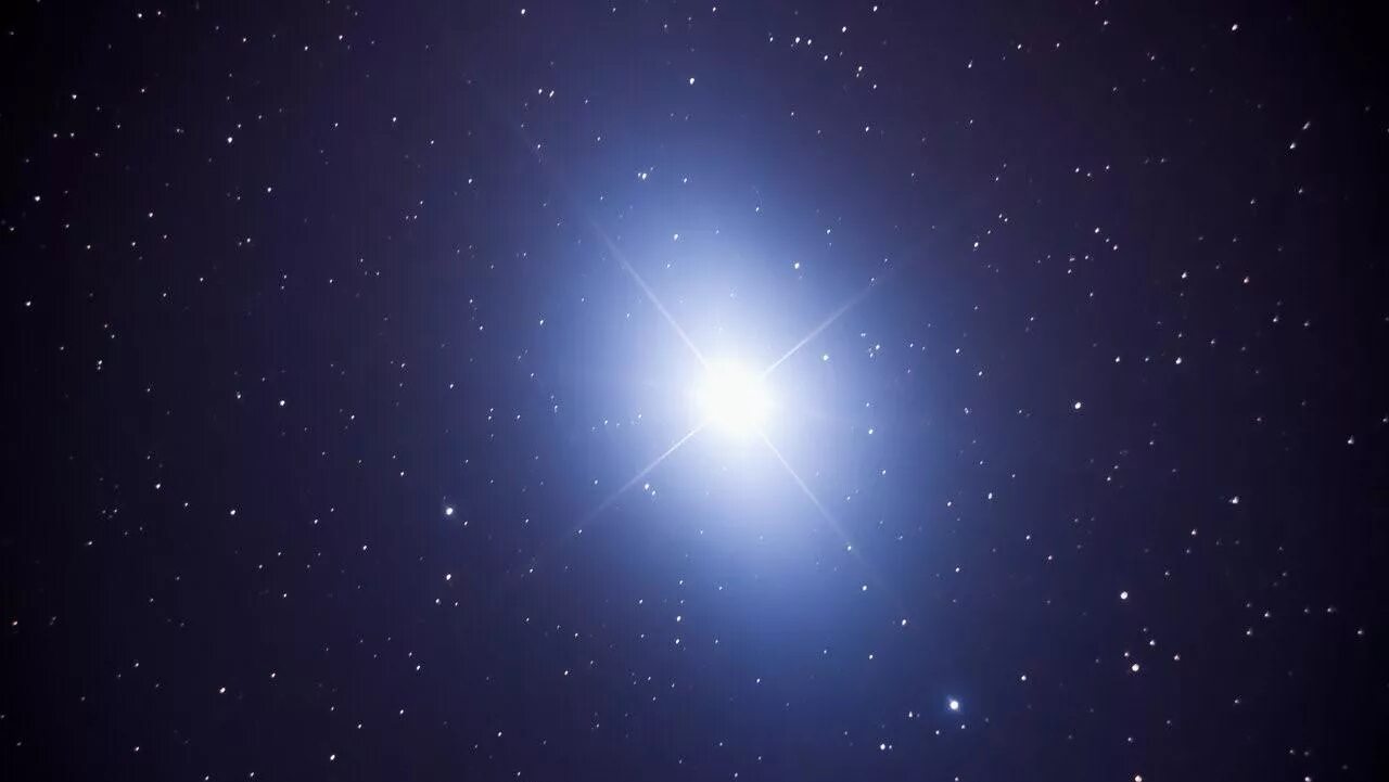 Какая звезда является самой яркой. Звезда Вега Альфа Лиры. Звезда Вега в телескоп. Звезда Вега (α Лиры).
