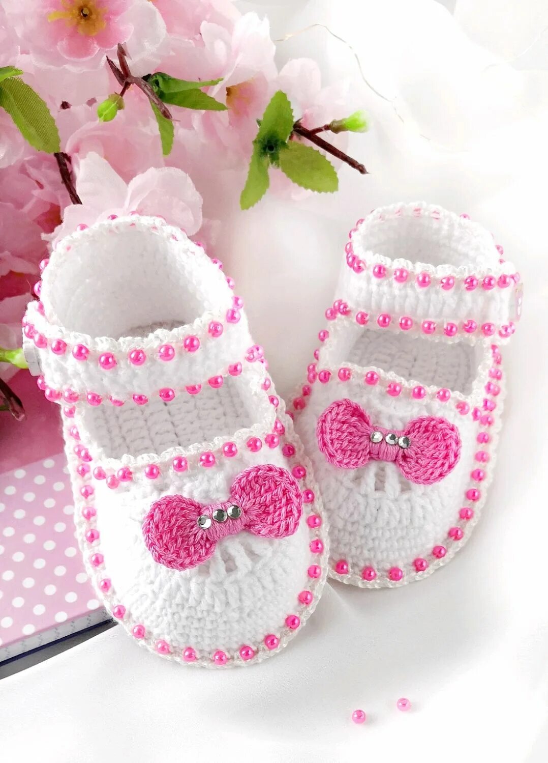 Пинетки на выписку. Сделать пинетки. Сделать пинетки. Розовые пинеточки. Пинетки крючком для новорожденных.