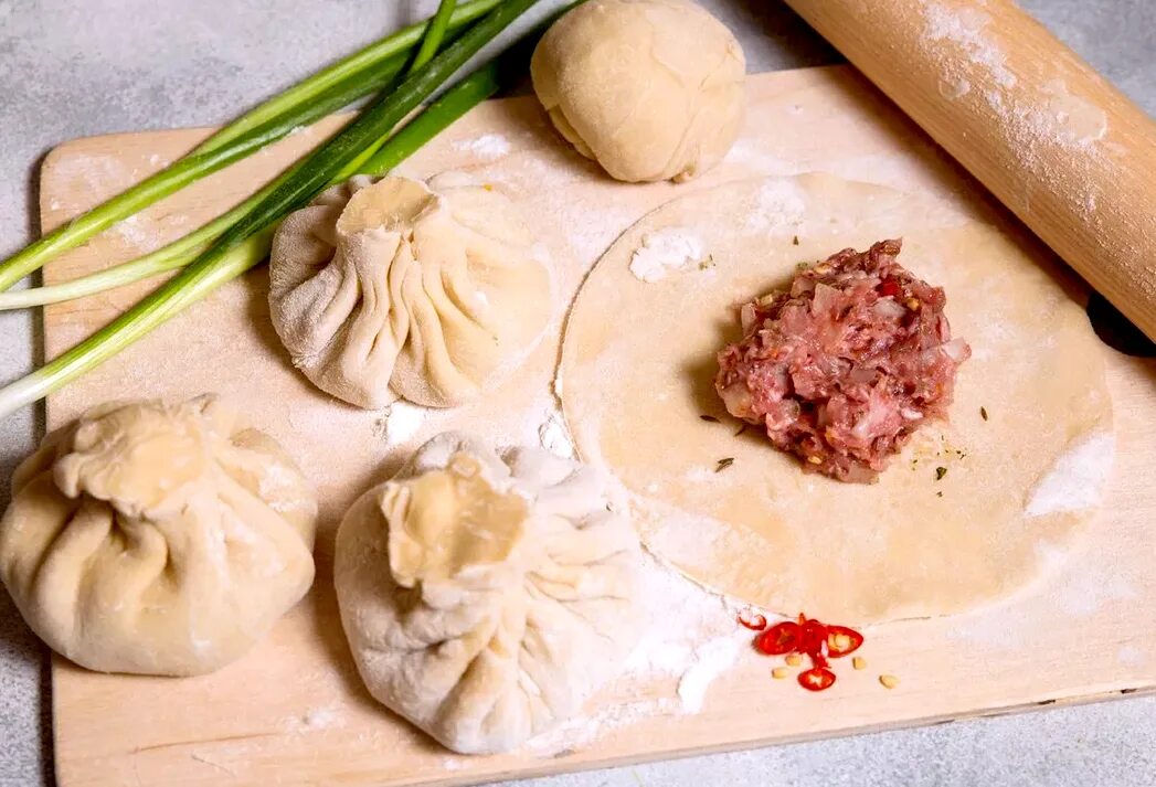 Хинкали манты долма. Хинкали хаш ермолино. Хинкали с креветками. Буузы бурятские. Хинкали с индейкой.