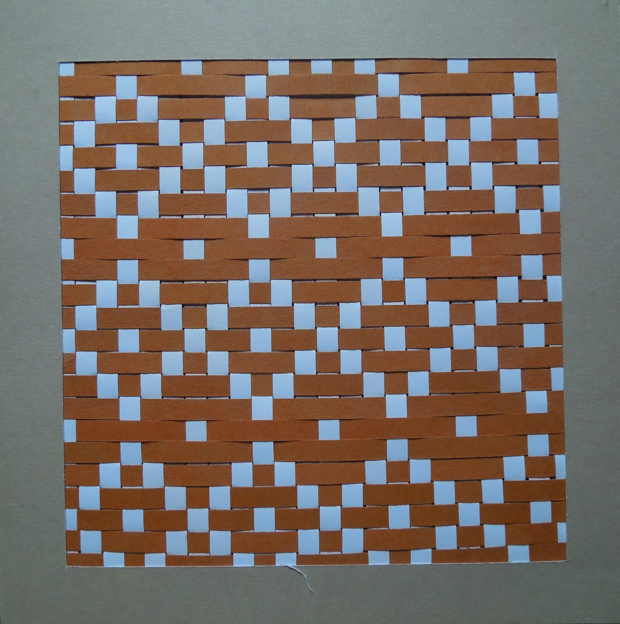 коврик из полос бумаги. ковер из бумаги. ковер из бумаги. коврик из цветной бумаги плетеный. ковер из бумаги.