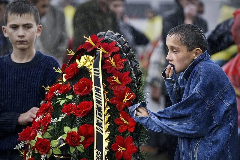 Похороны жертв теракта в москве. Беслан школа 1 сентября.