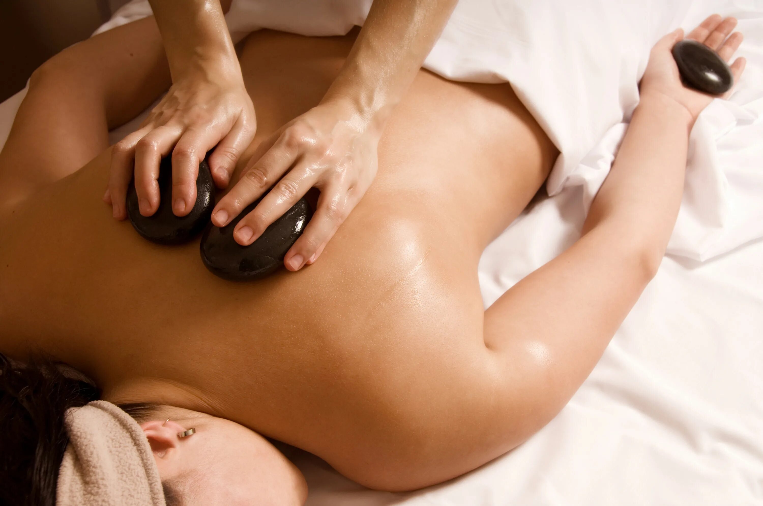 Hot massage video. Массаж горячими камнями. Стоун - терапия.. Массаж горячими камнями (Stone massage). Тайский Стоун массаж. Горячие камни для массажа.