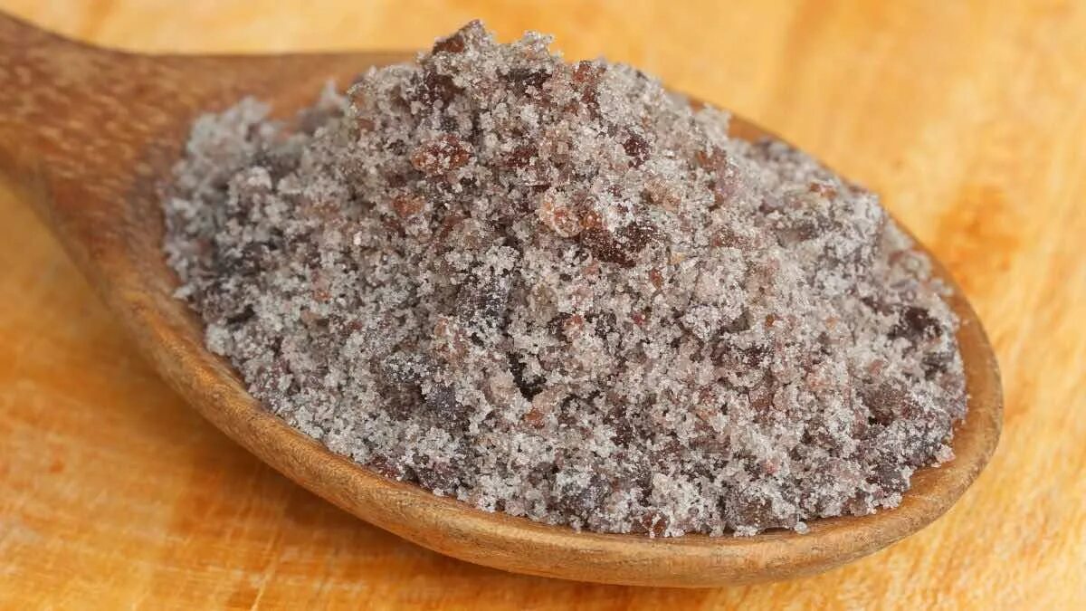Как выглядит четверговая соль. Соль кала Намак. Черная индийская соль. Черная гималайская (индийская) соль. Четверговая соль соль.