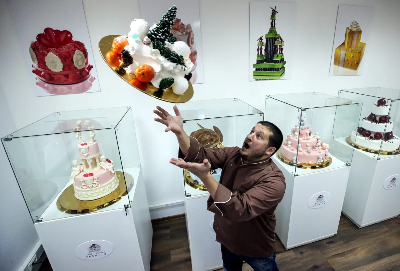 Жена рената агзамова. Ринат кондитер агзамов. Кондитерские шедевры рената агзамова. Торт дворец рената агзамова. Агзамов шоу кондитер.