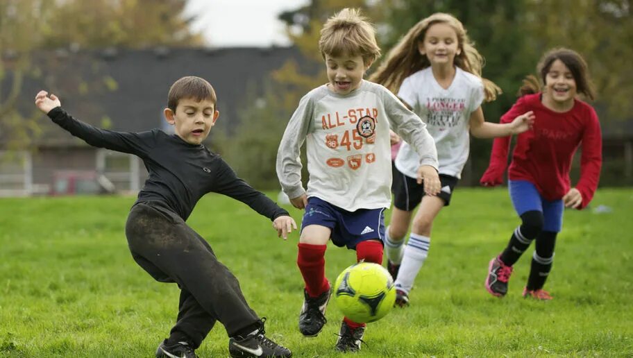 Дети играют в футбол children Play Football. Children Play Football в будущем. Boys are playing Football. Argentina children playing Football. I can playing football