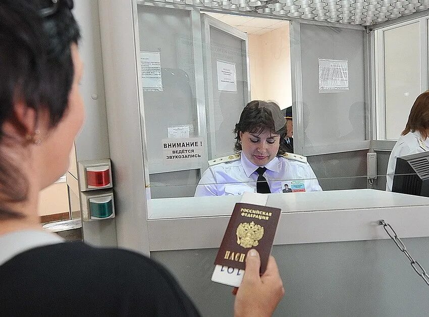 Саратов паспортный. Паспортный контроль. Пограничный паспортный контроль. Паспортный контроль на границе. Пограничный контроль в аэропорту.