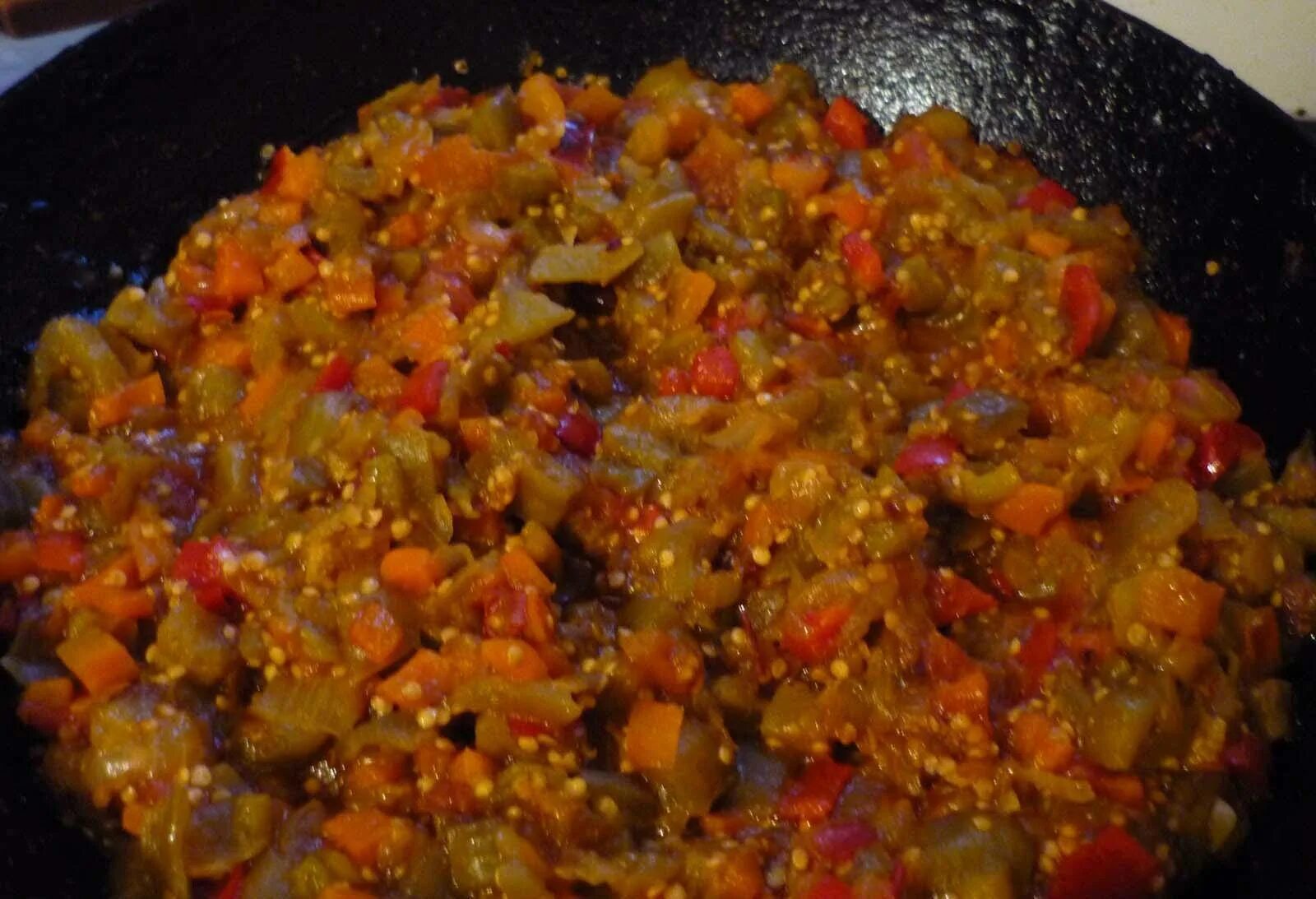 Икра из баклажанов жареная. Икра баклажанная. Вкусная баклажанная икра. Икра из баклажанов. Баклажановая икра.