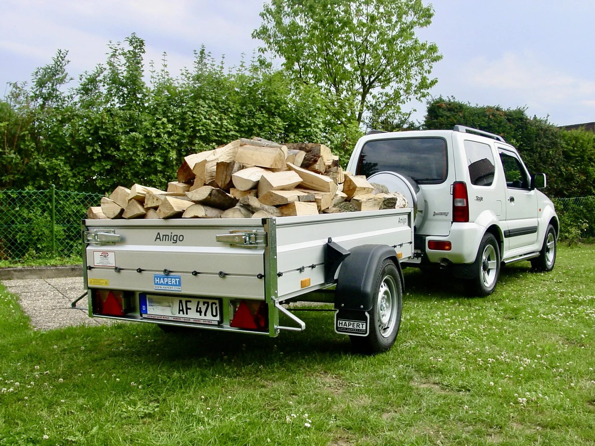 Машина с прицепом перевозит. Сузуки джимни с прицепом. suzuki jimny с прицепом. прицеп для дров. прицеп для перевозки дров.