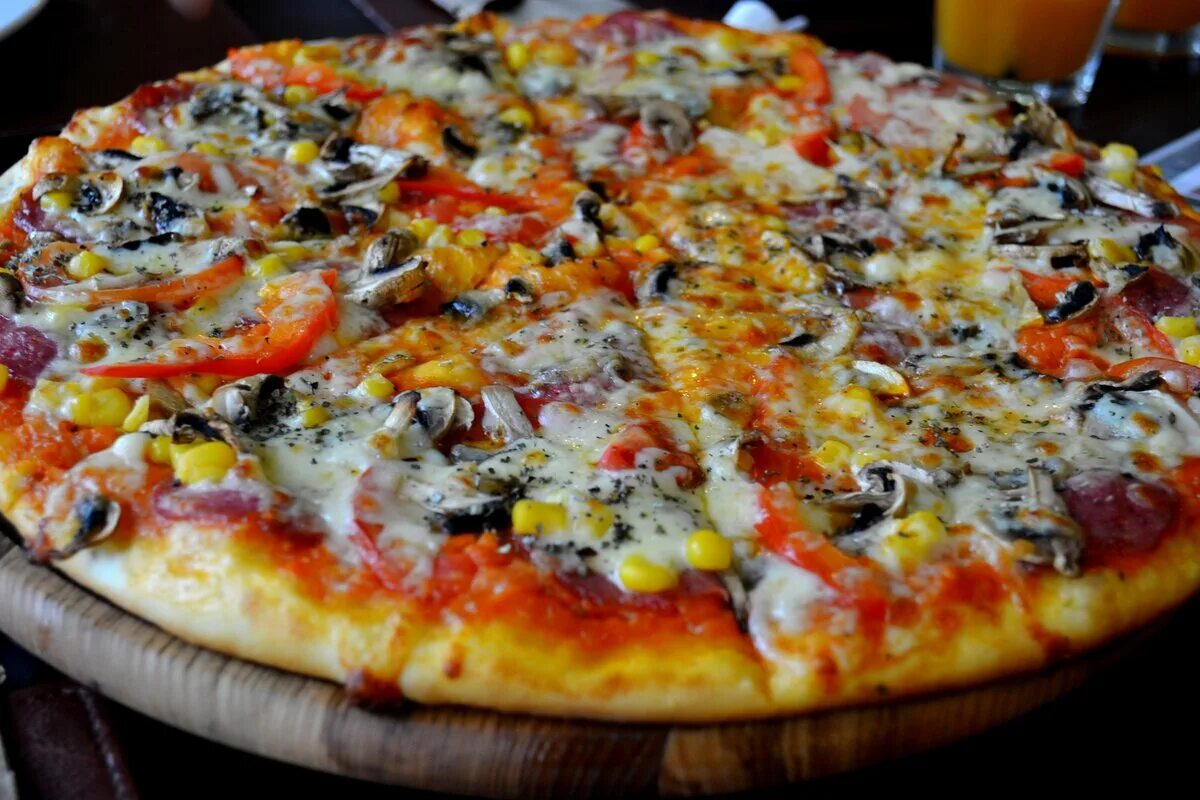 Начинка для пиццы с сыром. Пицца с грибами. Пицца итальянская с грибами. Пицца с шампиньонами и сыром. Пицца с шампиньонами домашняя.