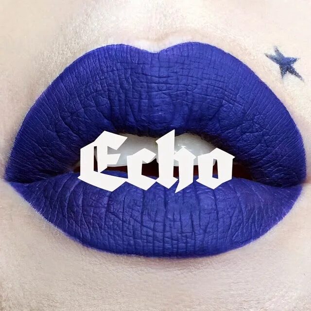 джо синяя помада. синие губы сердце. синий мейкап губы. чёрно синие губы. губы синие со стразами.