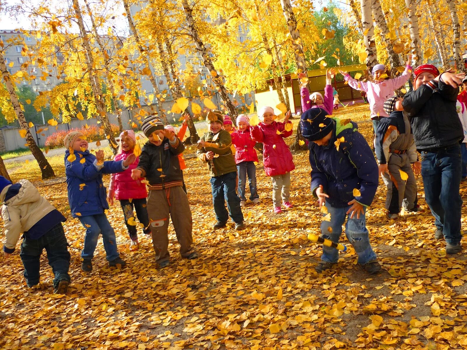 Группа осенний. Дети на улице осенью. Игры летом и осенью. Школьники на прогулке. Осенние забавы.