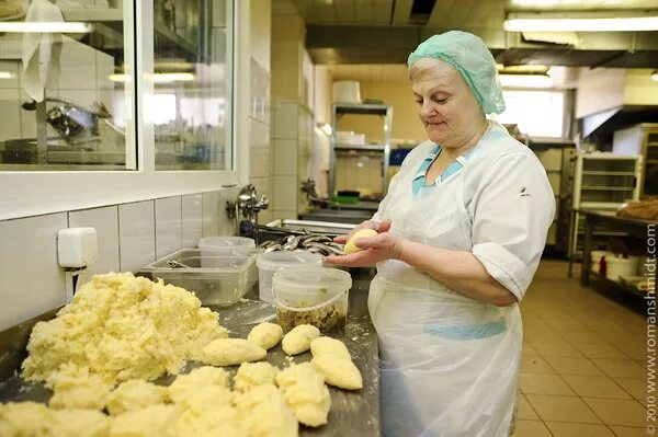 Ооо рбе юг. Черноголовка кондитерка. Повар РБЕ Металлострой. Столовая в Металлострое. Повар женщина требуется на ферму.