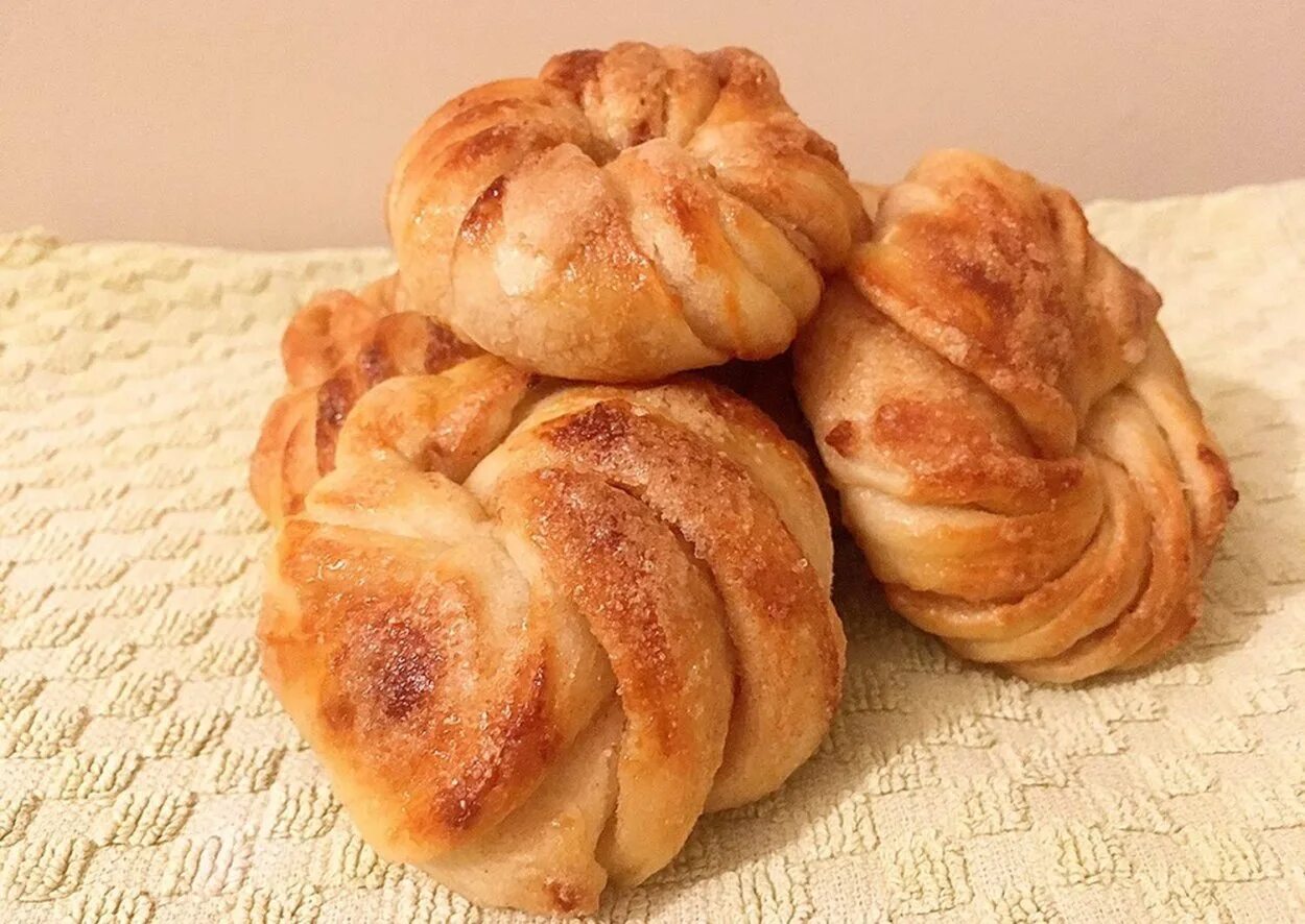 Московская сдобная булочка. Булочки с сахаром. Булочки из дрожжевого теста. Булка с сахаром. Воздушные плюшки с сахаром рецепт