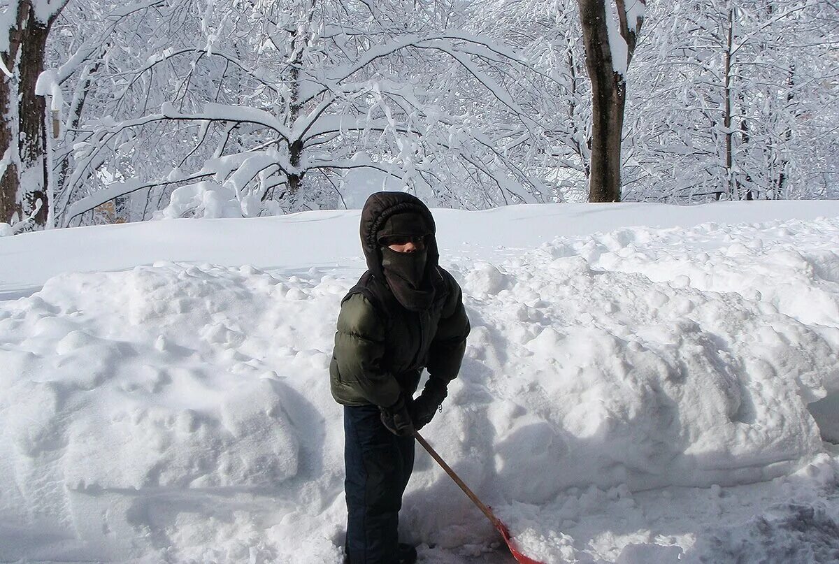 Уборка снега в деревне. Чистка снега в поселке. Человек убирает снег. Дети убирают снег. Чистить снег в деревне
