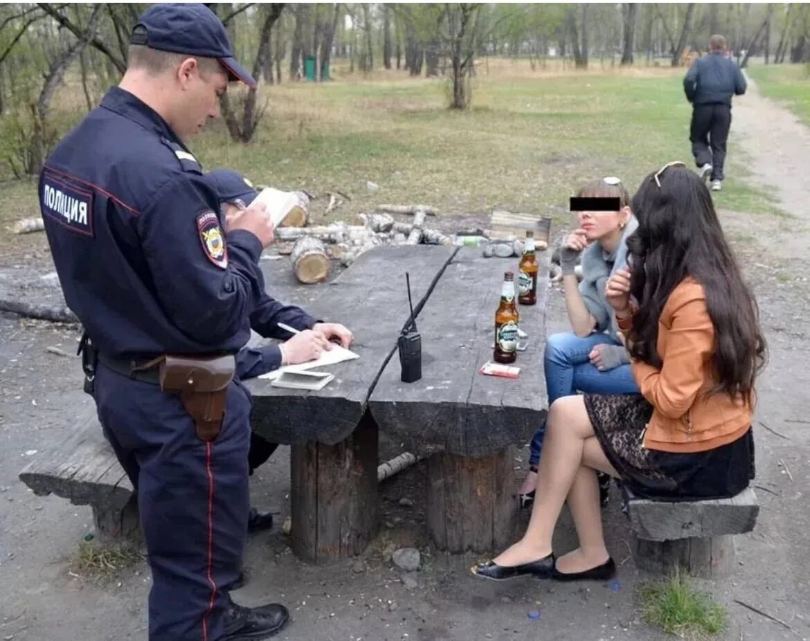 Распитие спиртных напитков во дворах. Распитие в общественном месте. распитие спиртных напитков в общественных. распитие напитков в общественном месте. пьянство в общественном месте.