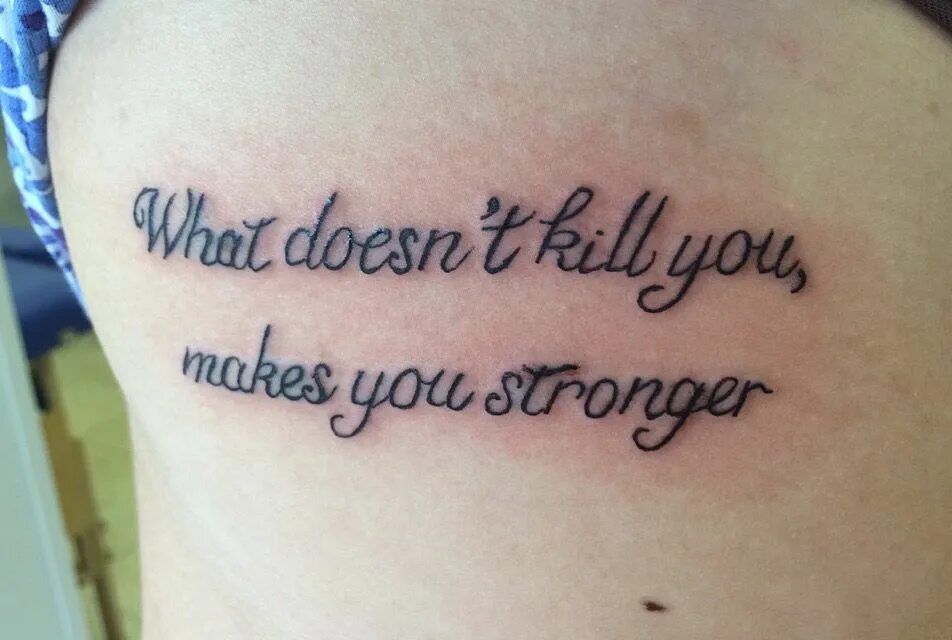 Тату надпись с переводом жизненная. Тату надпись на ключице. Тату надписи на теле девушки. Тату надписи на латыни фото. Что не убивает делает нас сильнее на английском.