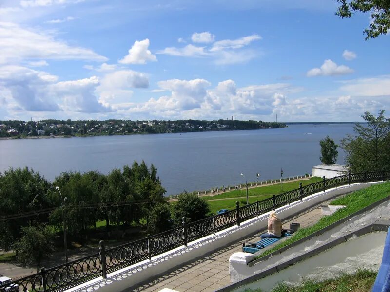 Левый берег это какой. Река Волга в Костроме. Набережная реки Волга Кострома. Кострома набережная Волги. .Волга Кострома Волга река.