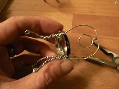 кольцо из медной проволоки. колечко из тонкой проволоки. колечко из проволоки от шампанского. как сделать кольцо из шампанского. подставка под горячее металлическая.