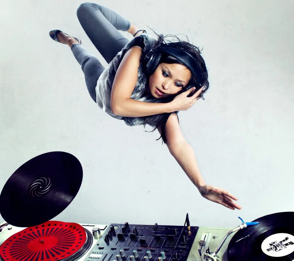 Девушка в наушниках. Девушка диджей в наушниках. Девочка саундтрек. Девочка саундтрек. Наушники для девушек.