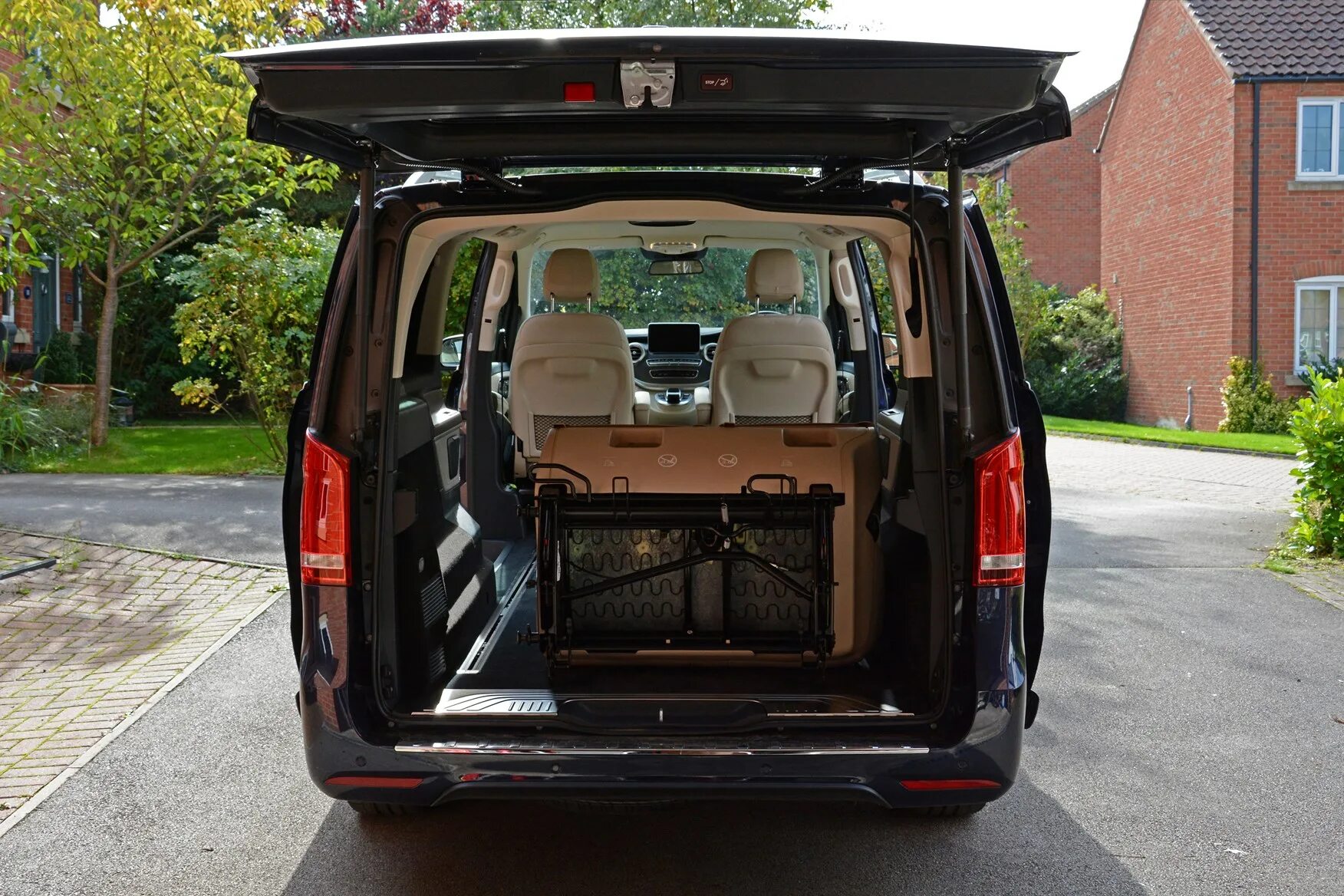 Лучший бу микроавтобус для путешествий. Mercedes-benz v250 багажник. v250 trunk. багажник mercedes marco polo. минивэн для путешествий семьей.