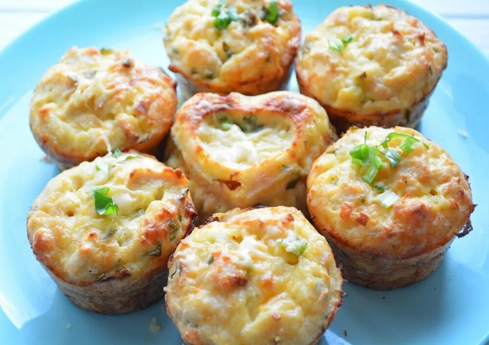 Куриные маффины с сыром. Куриные маффины. курино-кабачковые маффины. маффины с курицей и сыром.