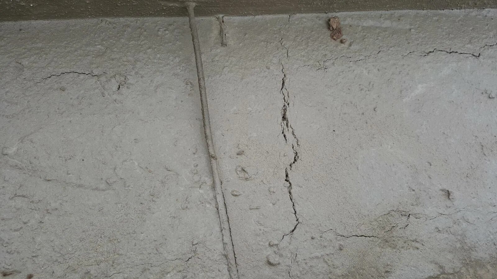 Микро трещины. Усадочные трещины в бетоне. Усадочные трещины в плите фундамента. Отслоение защитного слоя бетона. Усадочные трещины в железобетонных балках.