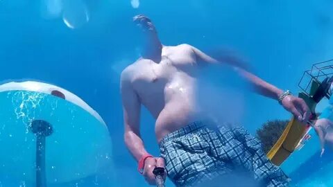 Писает под водой