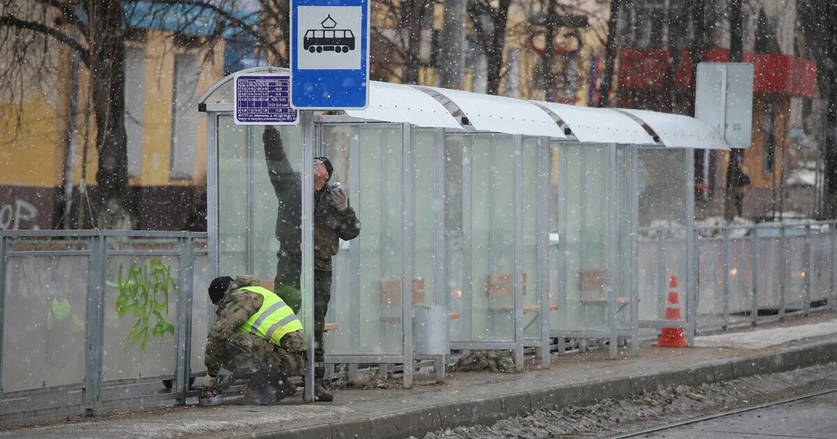 Реадовка телеграмм новости. Мужчина на остановке ранней весной.