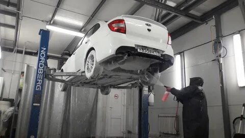 Мойка днища на подъемнике
