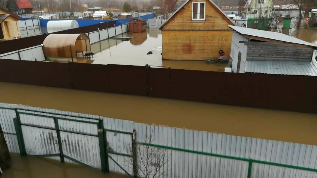 Паводок в Подмосковье. Половодье в Подмосковье 2022. Наводнение дома. Потоп забор.