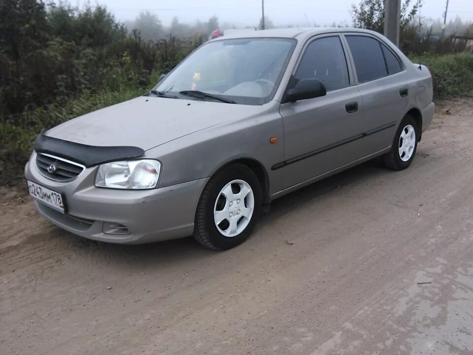 Колпаки акцент. Hyundai Accent колпаки оригинал r14. Белые колпаки r13 Hyundai Accent. Чёрный Hyundai Accent белых колпаках. Колпаки Хендай акцент.