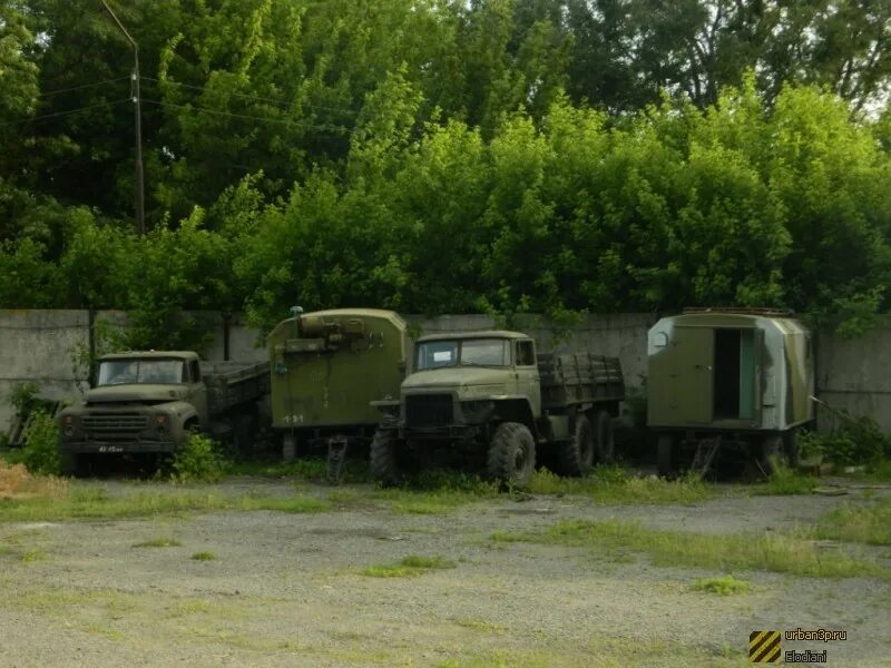Зил 131 заброшенный. Зил-131. Склады списанной техники. Склад списанной техники. Склад списанной техники.