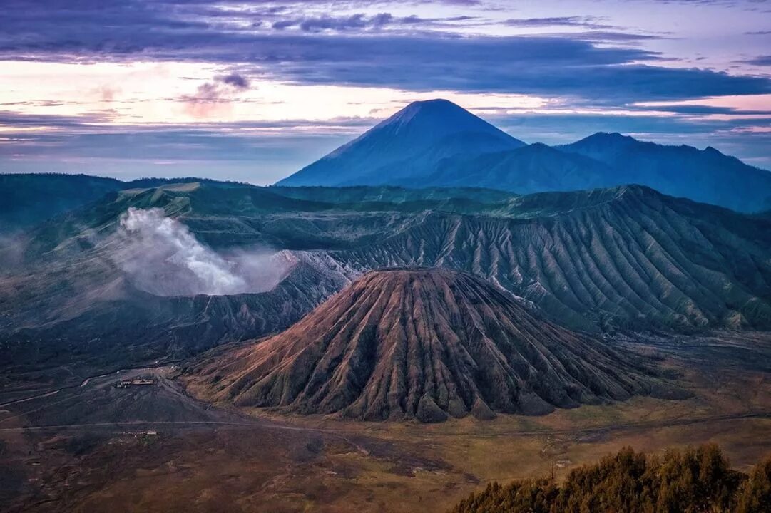Гора Бромо Индонезия. Вулкан Бромо, Индонезия, острова Ява. Гора Бромо вулкан в Индонезии. Этна Везувий Фудзияма Ключевская сопка.