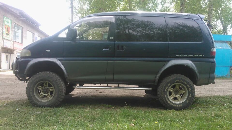 Резина на делику. Delica 31 колеса. Мицубиси делика 33 колеса. Колесо mitsubishi delica. 265 65 16 на делике.