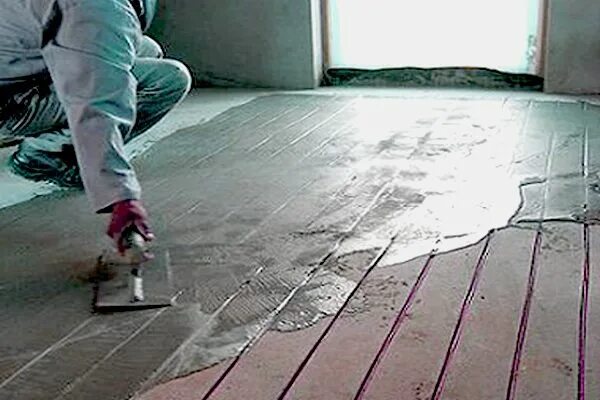 Сделать стяжку деревянном поле. Стяжка деревянного пола. стяжка полов на деревянный пол. стяжка по деревянному полу. укладка плитки на стяжку.