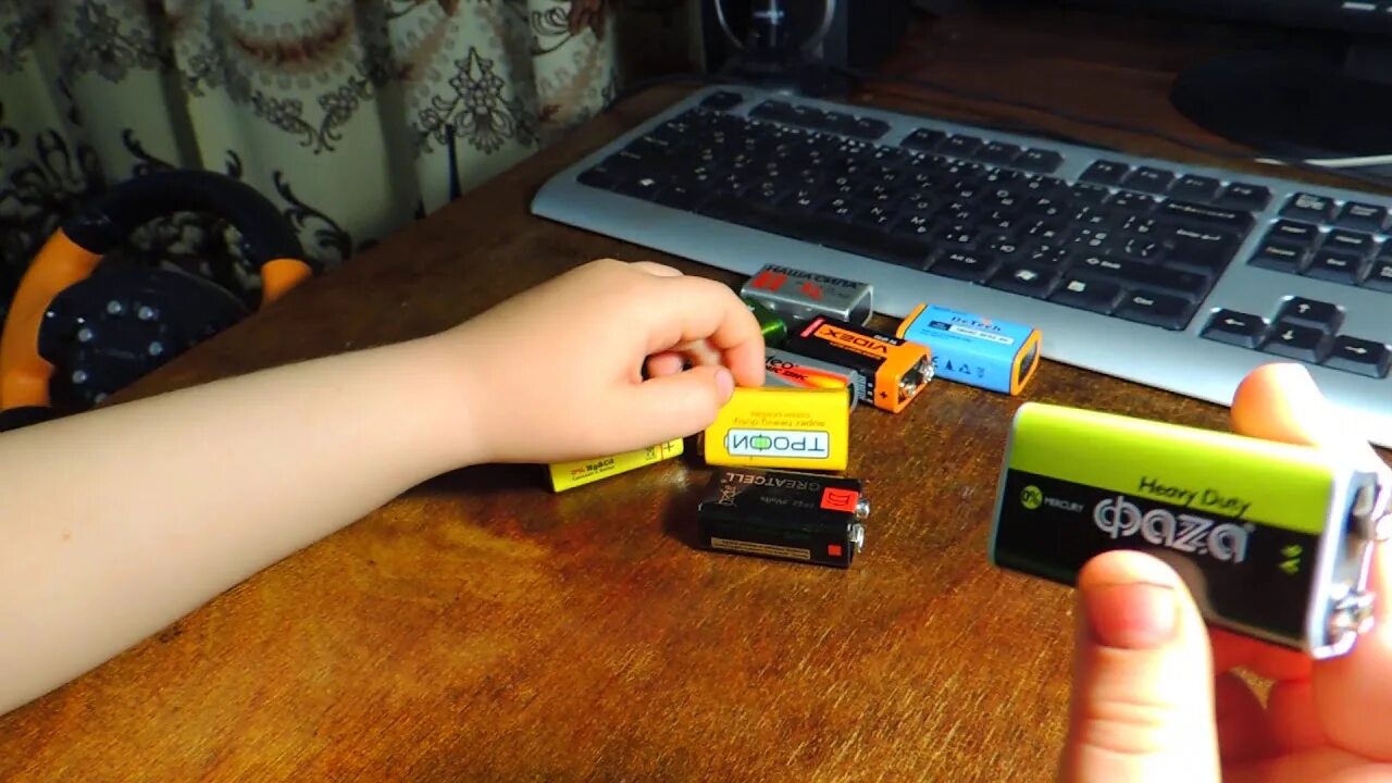 Вытекшая батарейка. Поврежденная алкалиновая батарейка. Бракованные батарейки. М видео сдать батарейки. Куда сдать батарейки в спб.