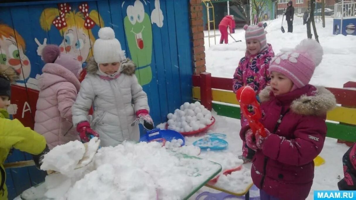 Праздники в детском саду зимой. Прогулка в детском саду зимой. зимняя прогулка детей в детском саду. дети гуляют в детском саду зимой. прогулка в доу зима.