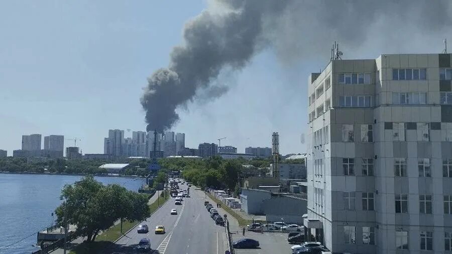 Москва река горит. Пожар москвы реки. Москва-река пожар. Пожар москва река капотня. Пожар на москва реке в братеево.