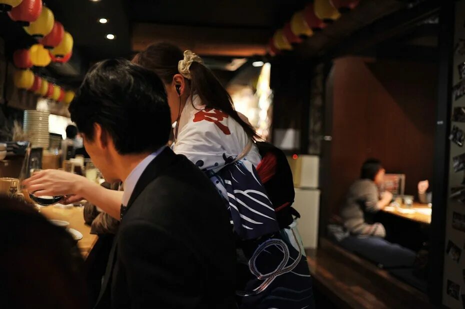 Ресторан кафе люди. Морепродукты екатеринбург. Кафе незаметно. Интерьер кофейни. Стильная кофейня.