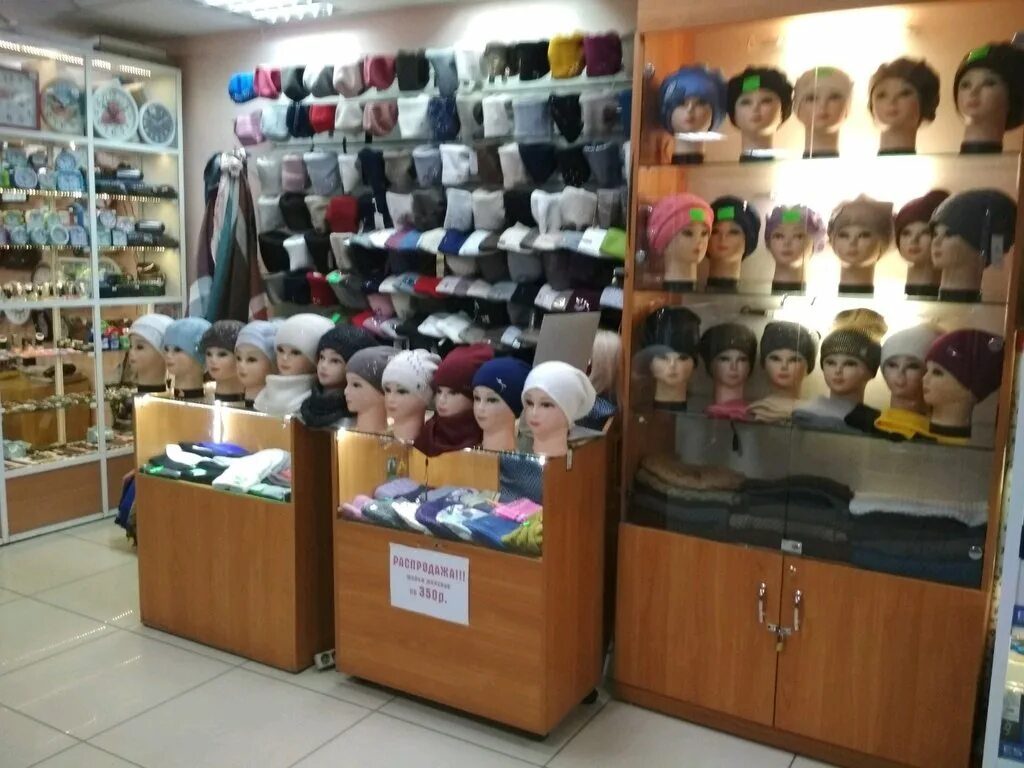 отдела головных уборов. магазин головных уборов. отдела головных уборов. выкладка детских шапок. магазин головных уборов.
