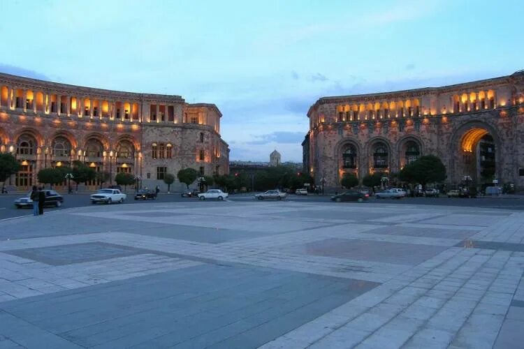 Ереван площадь Республики 1/1. Ночной Ереван фото. Ереван площадь Республики арка вид на гору. Дворец молодежи Ереван. Ереван вк